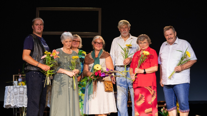 Lielvārdes Tautas teātris (režisors Kārlis Lišmanis) ar Birutas Zujānes lugu “Puķainais peldkostīms" 