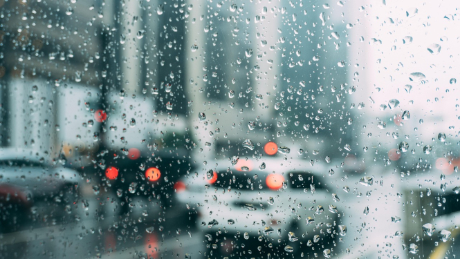 Autovadītāji tiek aicināti būt uzmanīgi uz ceļa lietus laikā dēļ akvaplanēšanas riska. Attēlā lietus, iela un automašīnas