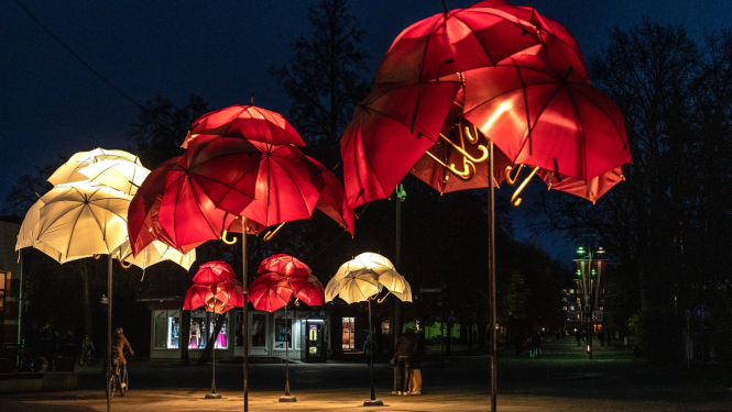 Sarkanu un baltu lietussargu instalācija par godu Valsts svētkiem pilsētā