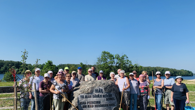 Politiski represētie, turpinot tradīciju, talko Likteņdārzā