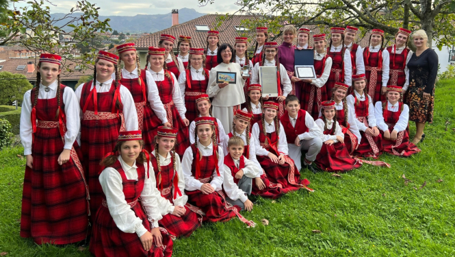 Lielvārdes Mūzikas un mākslas skolas koris "Lielvārde" konkursā Basku zemē Lielvārdes tautas tērpos