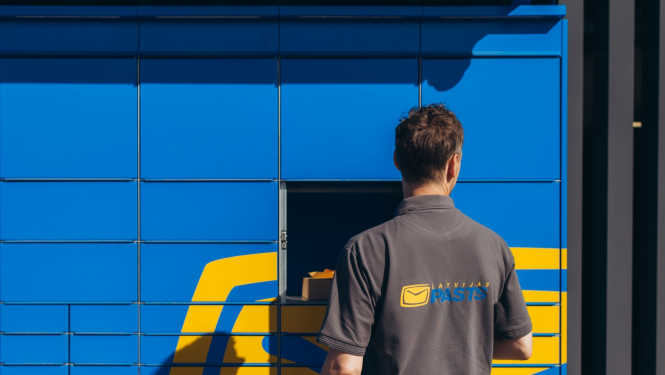 Darbinieks pie Latvijas pasta pakomāta