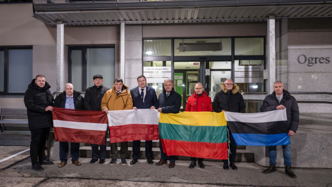 Politiski represēto personu pārstāvju no Baltijas valstīm un Polijas  un E. Helmaņa kopbilde ar visu valstu karogiem