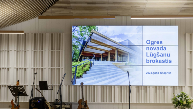 Ogres Centrālās bibliotēkas konferenču zāle ar Lūgšanu brokastu prezentāciju uz ekrāna