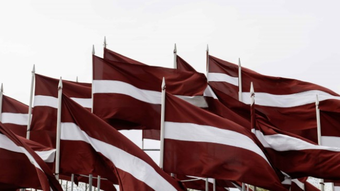 Plīvo daudzi Latvijas karogi 04.2024.