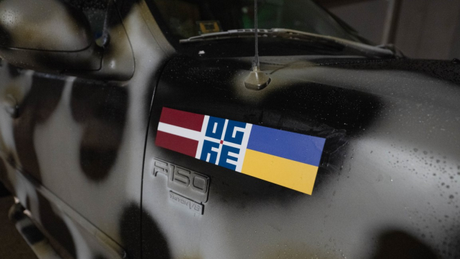 Latvijas un Ukrainas karogs uzzīmēts uz auto