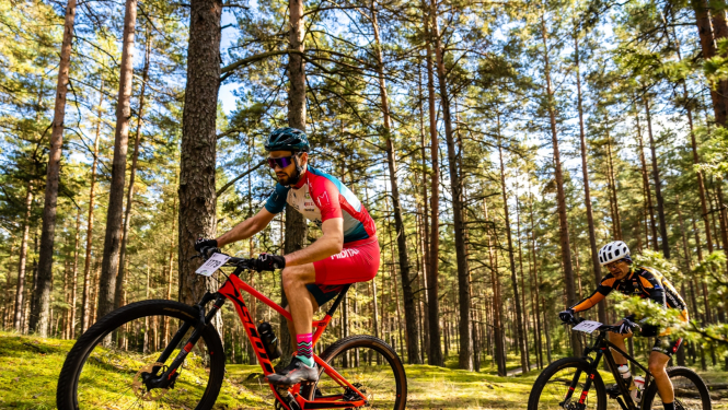 Velobraucēji Latvijas valsts mežu MTB maratonā