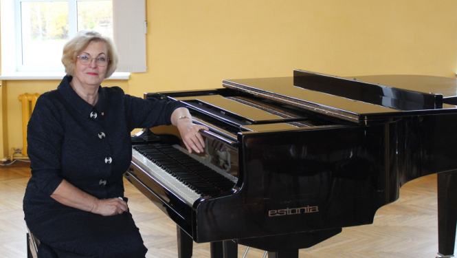 Mārīte Puriņa pie klavierēm 2023