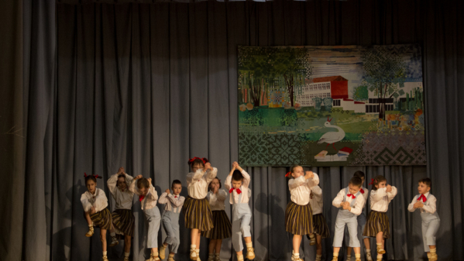 Deju kolektīvi tiekas Madlienas vidusskolā