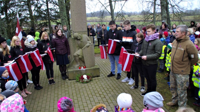 Madlienas vidusskolā skolēni apgūst valsts aizsardzības mācību