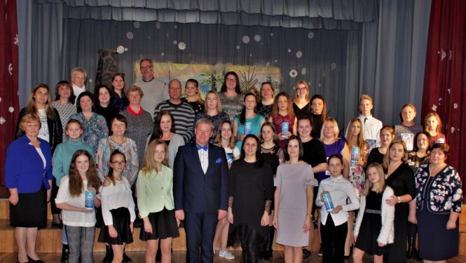 Madlienas vidusskolas direktors pateicas sekmēs veiksmīgākajiem skolēniem un viņu vecākiem