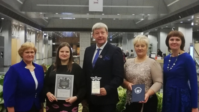 Madlienas vidusskola saņem Draudzīgā aicinājuma balvu par izaugsmi matemātikā