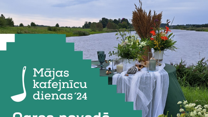 Mājas kafejnīcu dienas Ogres novadā, uz galda stāv ziedi vāzē