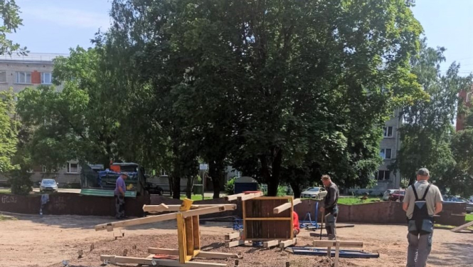Rotaļu laukumā Mālkalnes prospektā 5/7 tiek demontētas kritiskā stāvoklī esošās iekārtas