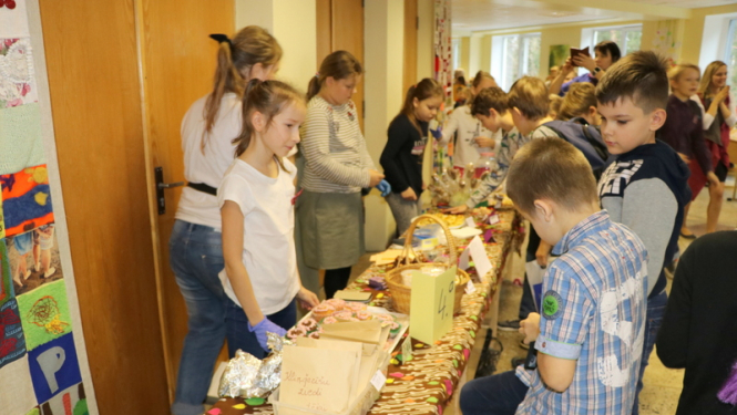 Ogres sākumskolā norisinājies ikgadējais labdarības gadatirdziņš
