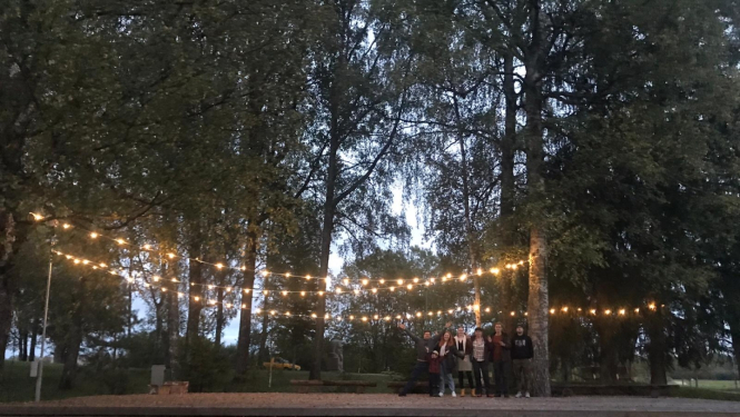 Projekta darba grupa Meņģeles estrādē ar gaismas virtenēm