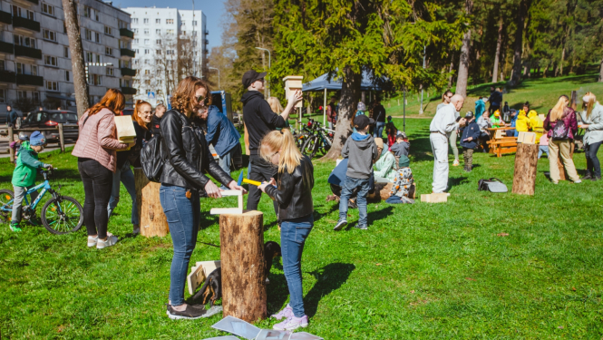 Pasākums "Mežs - veselībai" (22.04.2023) putnu būrīšu sišana