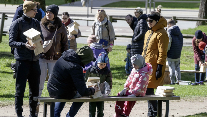 Bērni kopā ar vecākiem gatavo putnu būrīšus