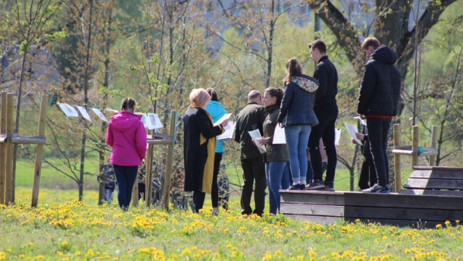 Madlienas vidusskolas audzēkņi izzin karjeru meža nozarē