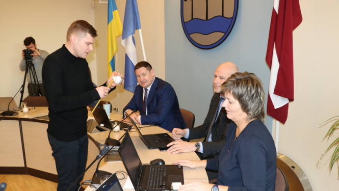 Ogresgala 5. skautu un gaidu vienība dalās “miera gaismā” ar deputātiem