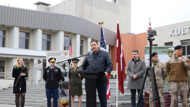 Ogrē svinīgā ceremonijā piegādāti ASV finansētie ceļu atmīnēšanas transportlīdzekļi