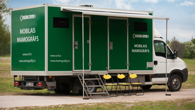 Mobilā mamogrāfa automašīna zaļa