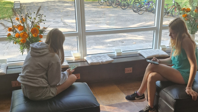 Mobilo ierīču uzlādes stacija Madlienas vidusskolā