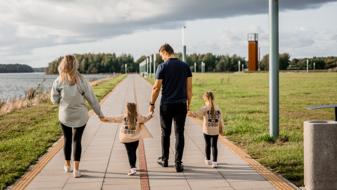 Ģimenes pastaiga pa Ogres upes aizsargmolu bākas virzienā