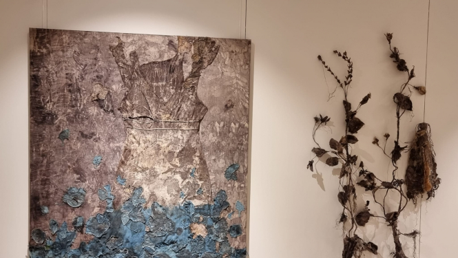 Jaunajā izstādē dabas materiālu un krāsu sinerģijā