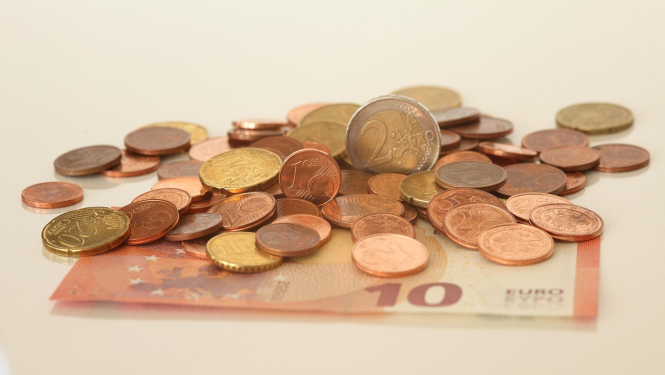 Naudas vienības - 10 eiro banknote un dažādu nominālu monētas