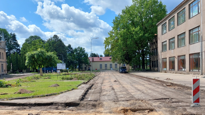 Neatkarības laukuma Ogrē pārbūve, demontēts asfalts 18.07.2024