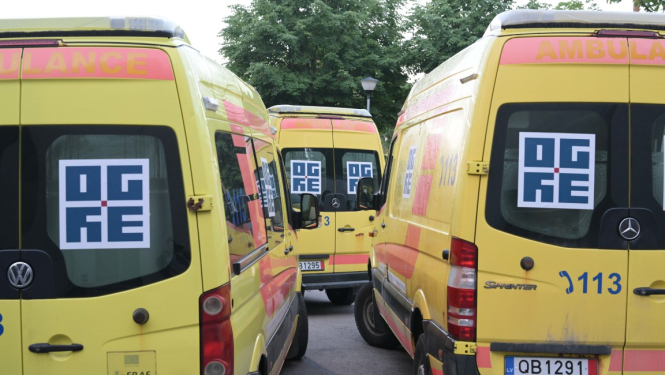 3 neatliekamās palīdzības mašīnas ar Ogre logo