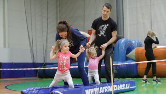 Jautrā un sportiskā atmosfērā aizvadīts ģimeņu dienas pasākums