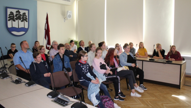 Projekta dalībnieki domes sēžu zālē