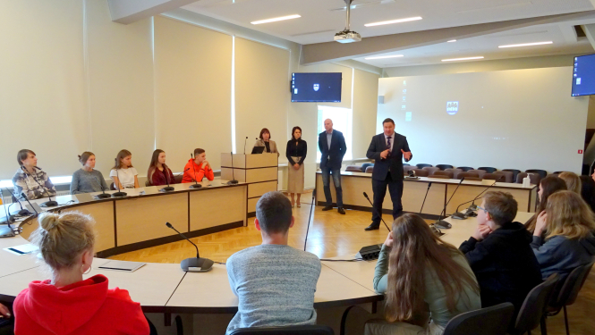 Ogres 1. vidusskolas skolēni iepazīstas ar pašvaldības lomu uzņēmējdarbības veicināšanā