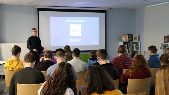 Ogres 1. vidusskolas skolēni iepazīstas ar jauno vidusskolas mācību modeli