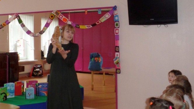 Ingunas Radziņas lelles sveic mazos bibliotēkas žūrijas ekspertus