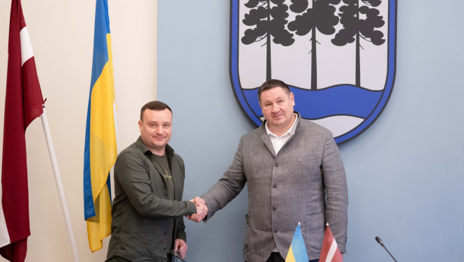 Odesas apgabala administrācijas vadītāja vietnieks Antons Šalihailo un Ogres novada pašvaldības domes priekšsēdētājs Egils Helmanis domes sēžu zālē