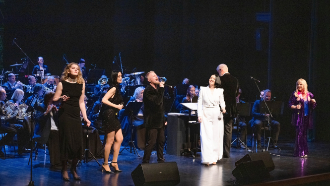 Skatuves mākslinieki sniedz koncertu Ogres 96.dzimšanas dienā