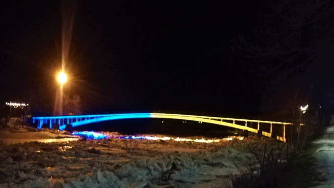 Gājēju tilts pār Ogres upi mirdz Ukrainas karoga krāsās