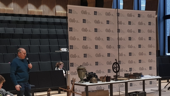 Vīrietis runā pasākumā skolēniem "Es un Ogres novads"