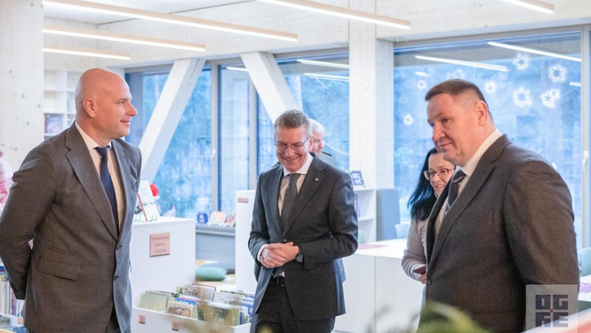 Latvijas Valsts prezidents Edgars Rinkēvičs, Ogres novada pašvaldības domes priekšsēdētājs Egils Helmanis un priekšsēdētāja vietnieks Gints Sīviņš Ogres Centrālajā bibliotēkā