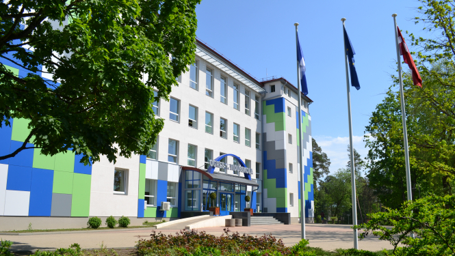 Ogres 1. vidusskola meklē pedagoga palīgu sākumskolas posmā