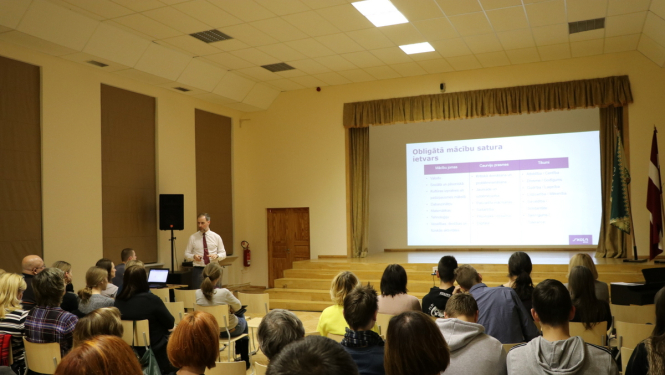 Ogres 1.vidusskolā vecāki iepazīstas ar jauno vidusskolas mācību modeli