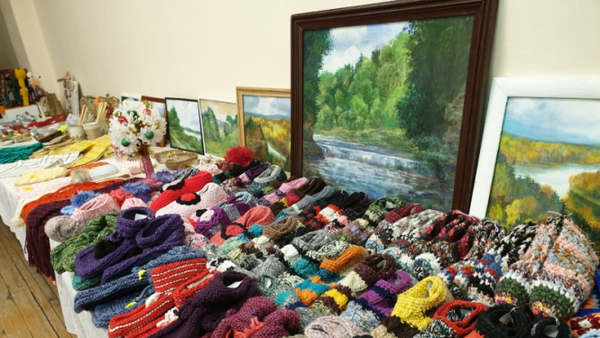 Atvērta Ogres invalīdu biedrības biedru rokdarbu izstāde – pārdošana