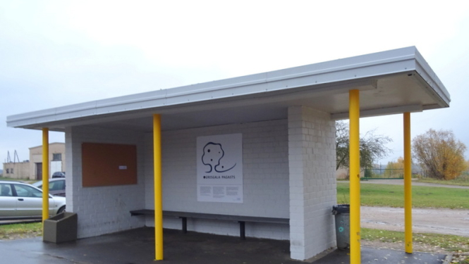 Ogresgala pagastā atjaunota autobusu pietura “Kārļi”