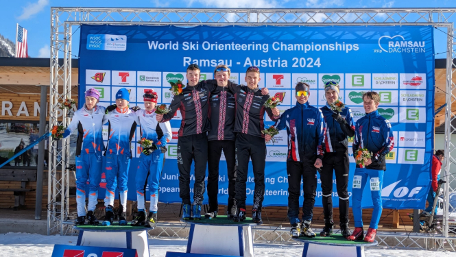 OK Ogre dalībnieki uz pjedestāla orientēšanās ar slēpēm sacensībās 01.2024.