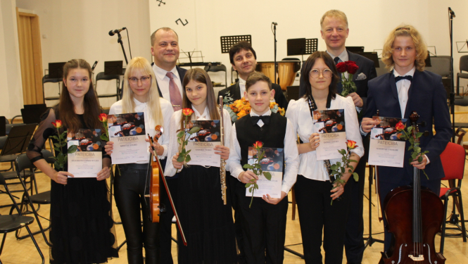 Ogres Mūzikas un mākslas skolas audzēkņi pēc koncerta "Plecu pie pleca. Dejas dzirksts"