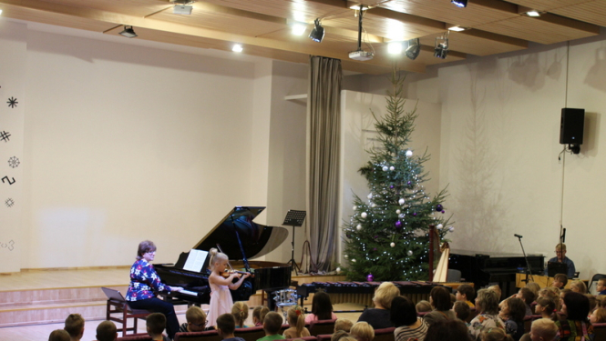 Ogres Mūzikas skola iepriecina bērnudārzu audzēkņus ar koncertu