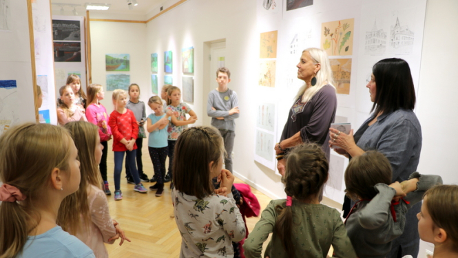 Mākslas skolas audzēkņu darbi pārtapuši par atklātnītēm un lielizmēra attēliem